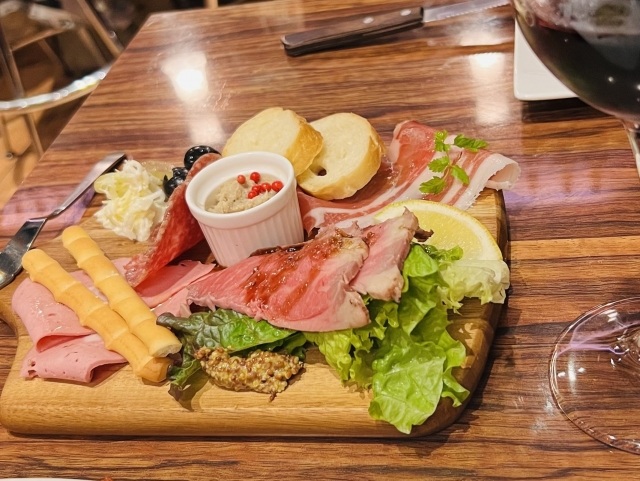 stand by me(スタンドバイミー)イタリアン×和の立ち飲み酒場|桜木町駅・馬車道駅エリアにOPEN、について解説する記事のイメージアイキャッチ画像